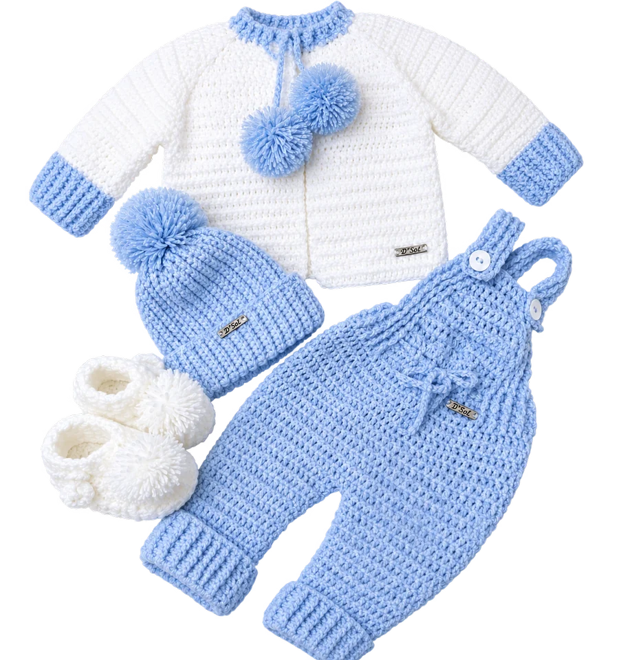 Conjunto de bebê em crochê branco e azul: casaquinho, gorro com pompom, sapatinhos e jardineira, todos com a etiqueta D' Sol