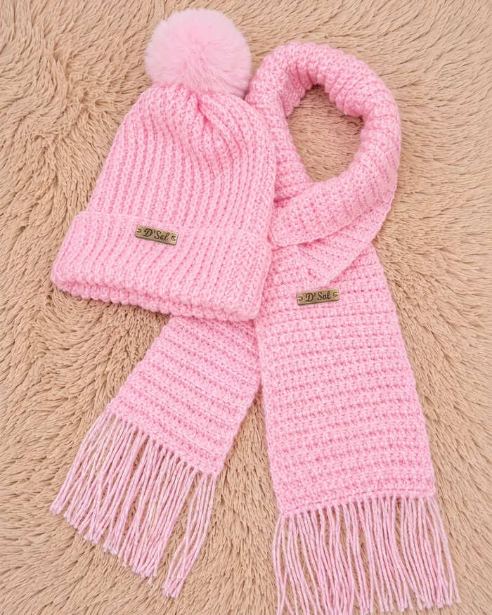 Gorro de crochê rosa com pompom e cachecol com franja, com a etiqueta D' Sol