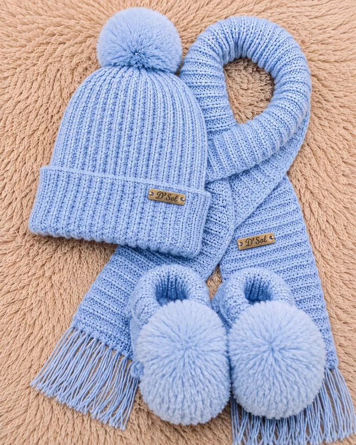 Trio infantil em crochê azul: gorro com pompom, cachecol com franja e luvas