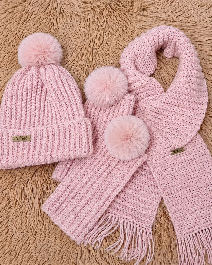 Trio infantil em crochê rosa: gorro com pompom, luvas e cachecol com franja